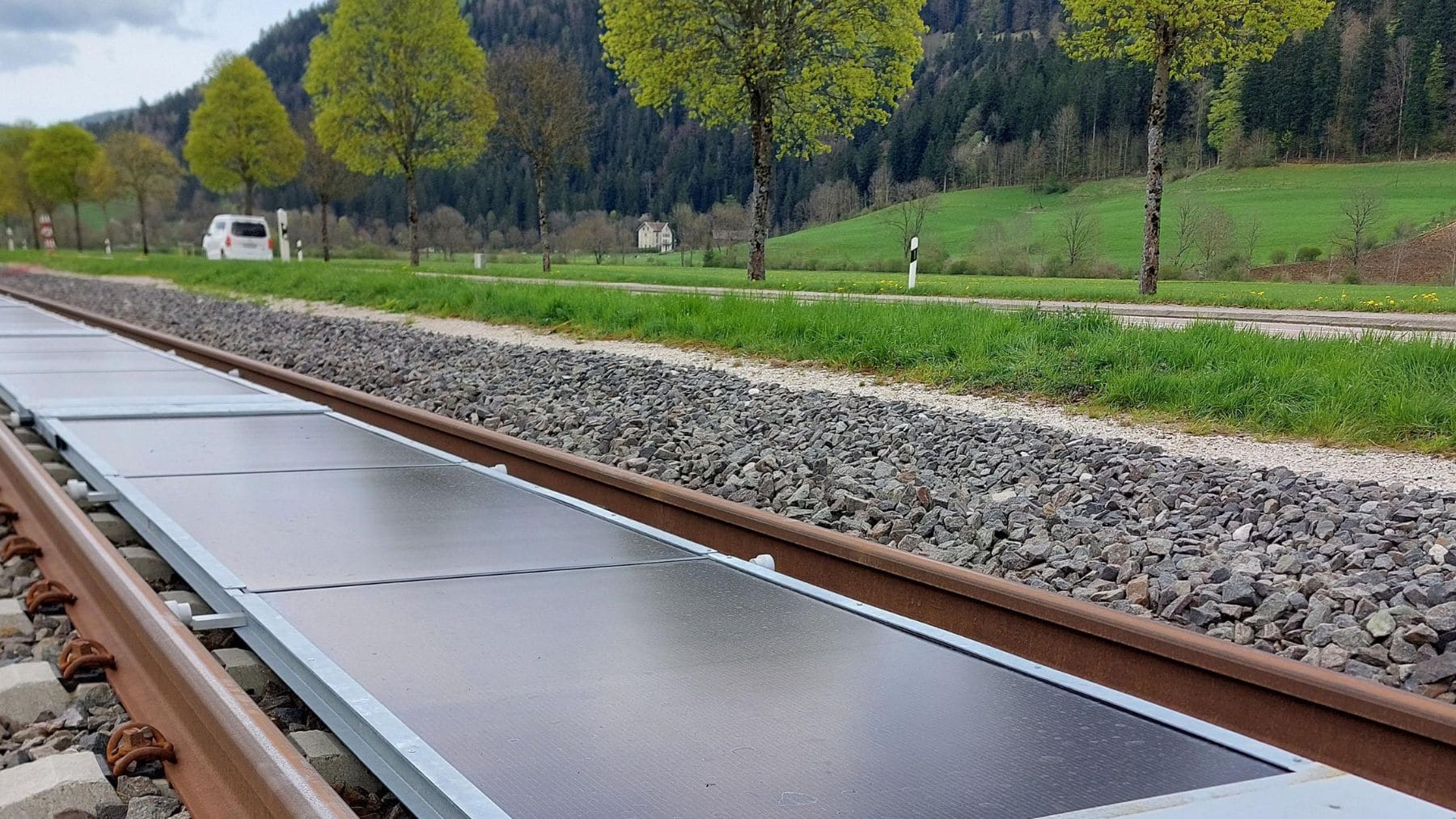 Paneles solares instalados entre los raíles de una vía ferroviaria en Suiza dentro del proyecto Sun-Ways