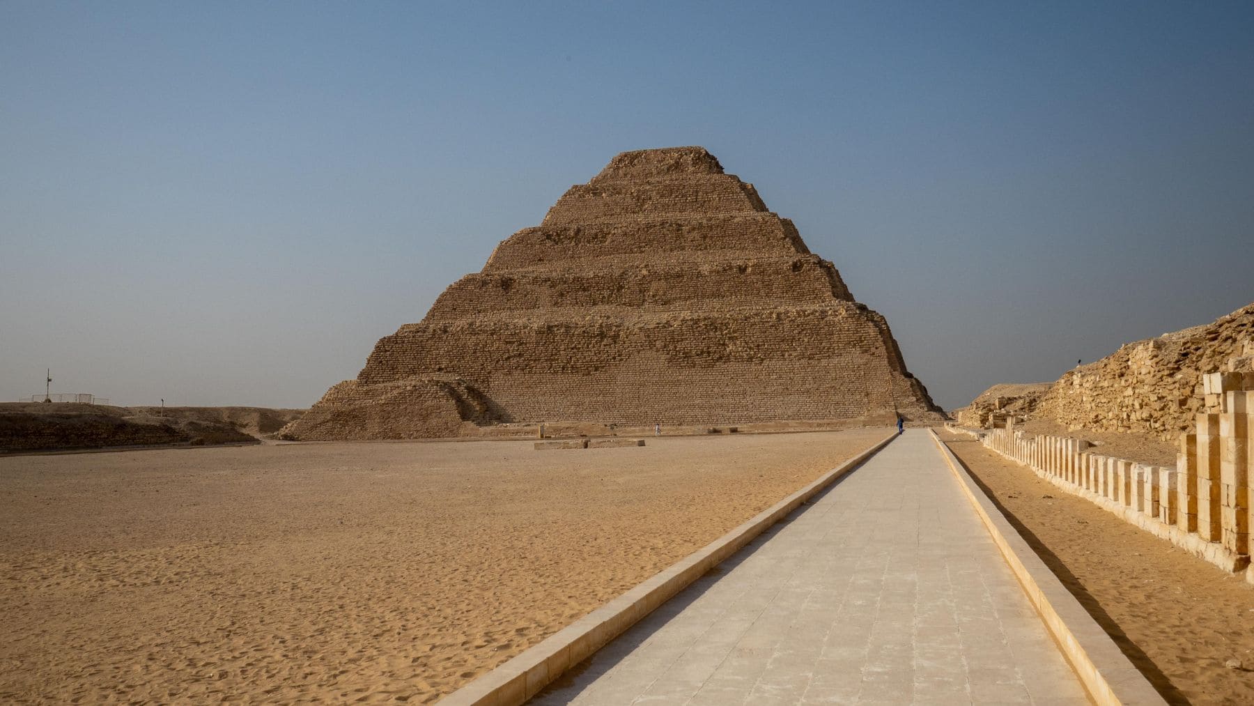 Pirámide Escalonada de Zoser en Saqqara, Egipto, relacionada con el estudio sobre un posible sistema hidráulico de construcción