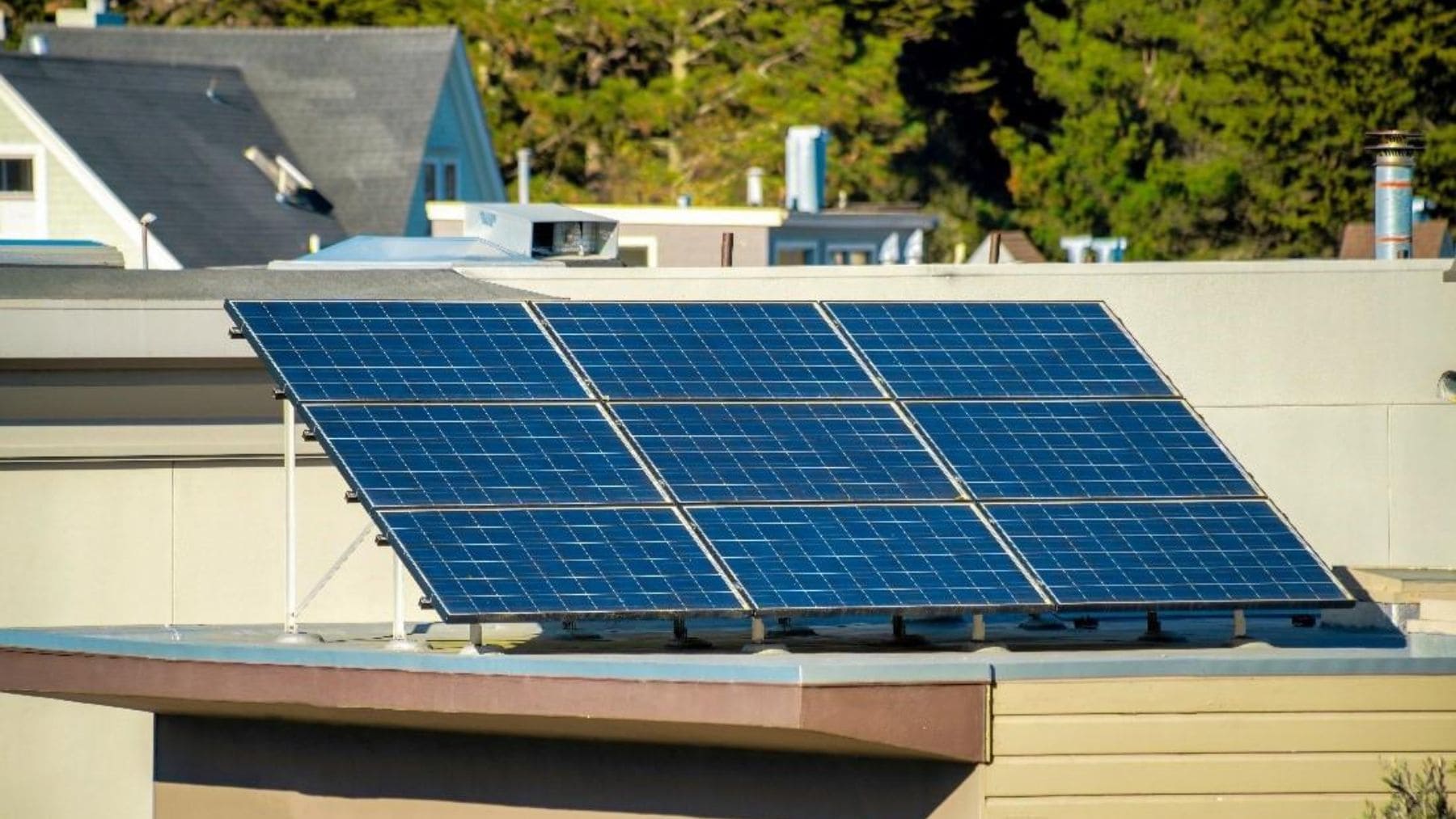 Placas solares instaladas en el tejado de una vivienda por la nueva normativa europea de eficiencia energética