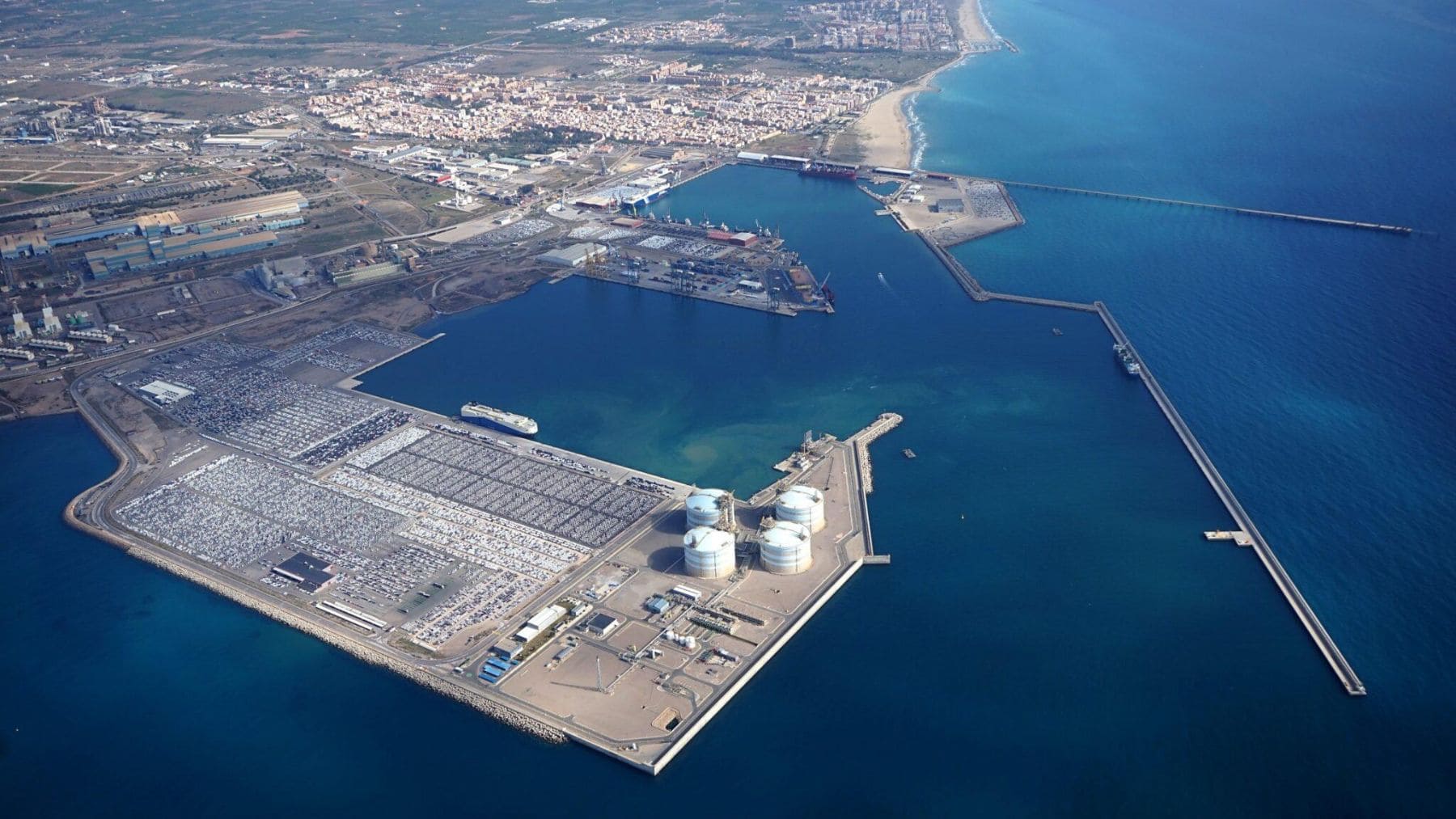 Vista aérea del Puerto de Sagunto donde se construirá una planta para producir biocombustibles y combustible sostenible para aviones.