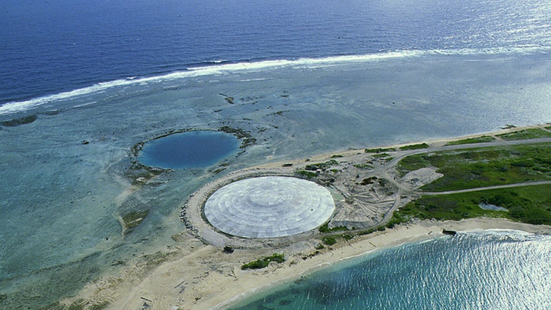 Vista aérea del Runit Dome, la cúpula que almacena residuos nucleares en las Islas Marshall, en el océano Pacífico.
