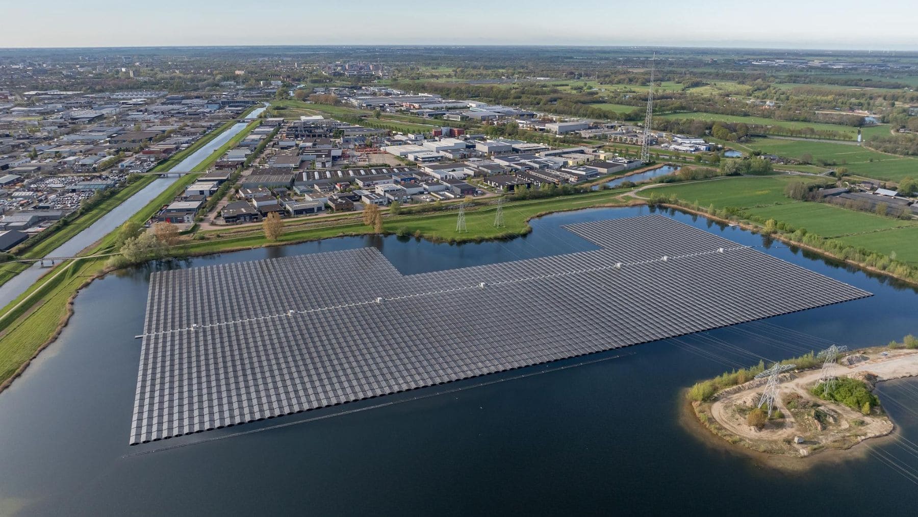 Planta solar flotante sobre un embalse, modelo que estudia Salamanca para Almendra y Santa Teresa.