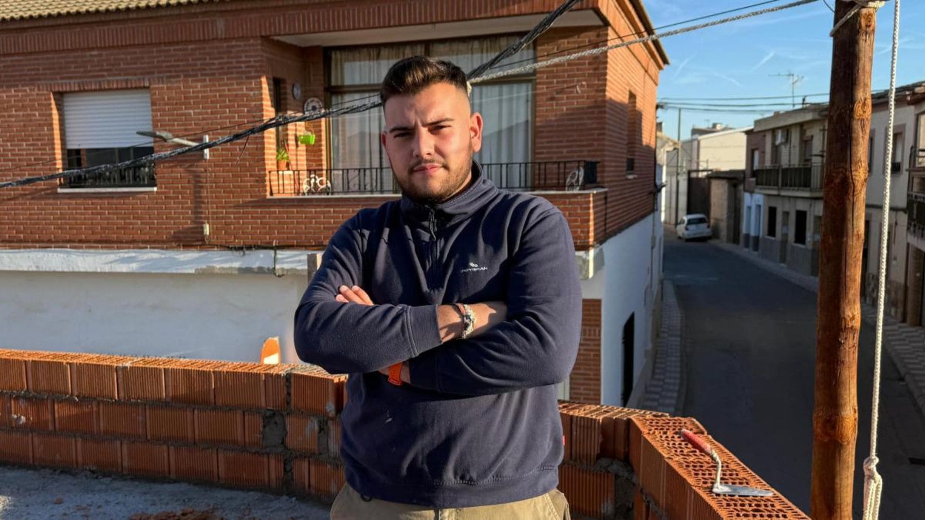 Santiago Carpintero, albañil español de 22 años, posa en una obra de construcción durante una entrevista.