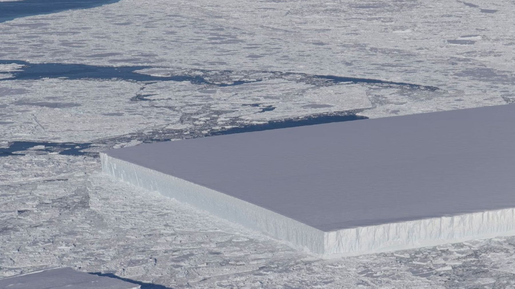 Iceberg tabular gigante similar a los que navegaron por el Mar del Norte hace 18.000 años durante la última glaciación.