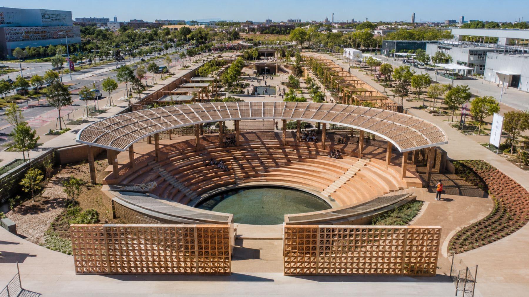 Anfiteatro bioclimático del proyecto Cartuja Qanat en Sevilla que reduce la temperatura urbana hasta 10 grados mediante agua, sombra y galerías subterráneas