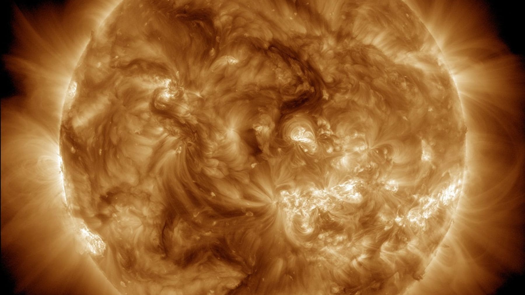 Imagen del Sol captada por la NASA donde se observa su aspecto real desde el espacio, sin los efectos de la atmósfera terrestre.