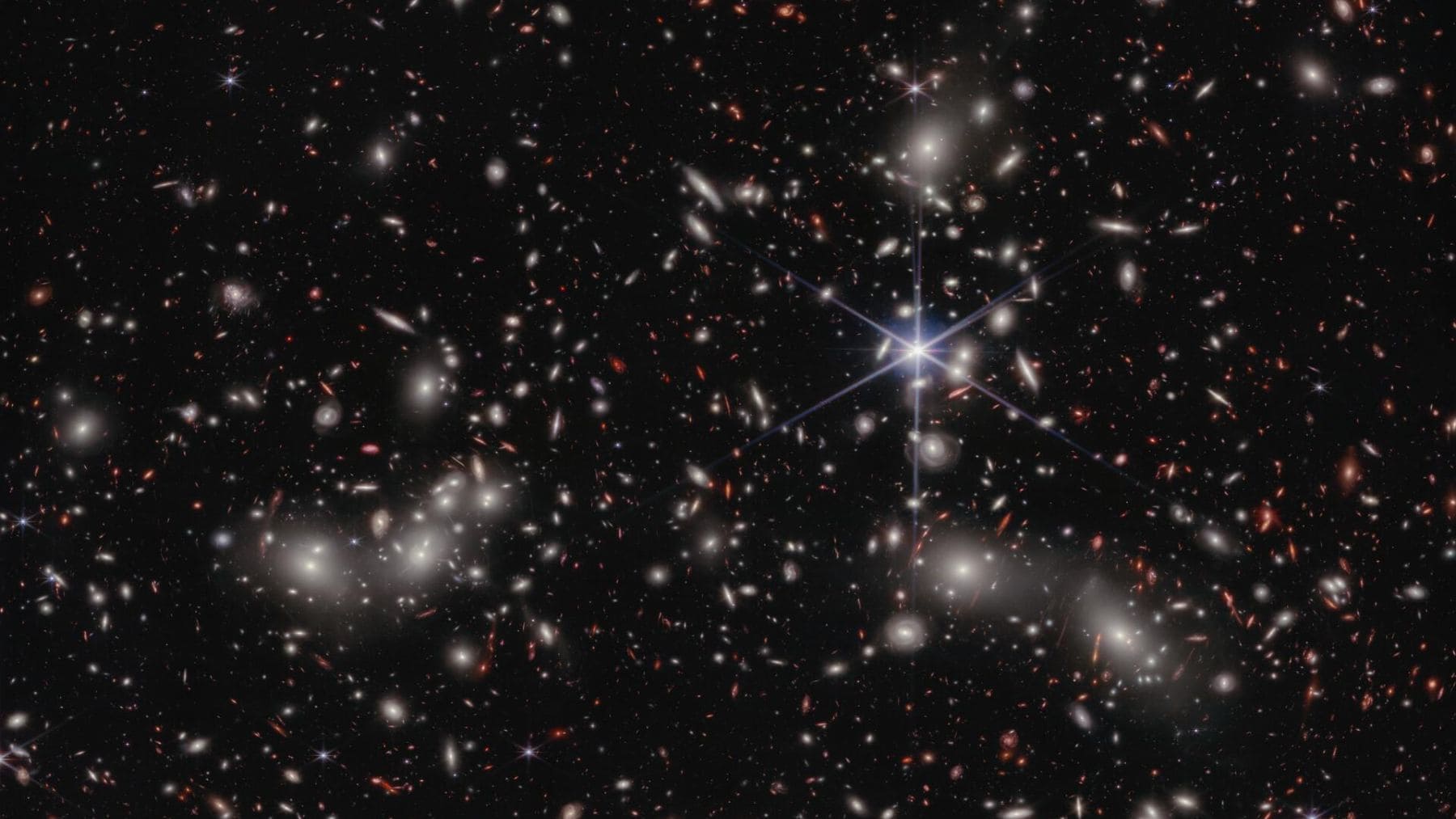 Imagen del cúmulo de Pandora Abell 2744 captada por el telescopio espacial James Webb donde se localiza Abell2744-QSO1