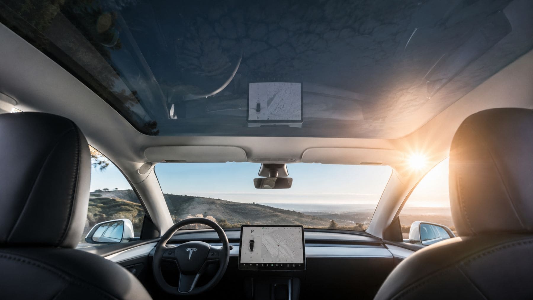 Interior de un Tesla con techo panorámico de cristal expuesto al sol y sistema de climatización para reducir el calor.