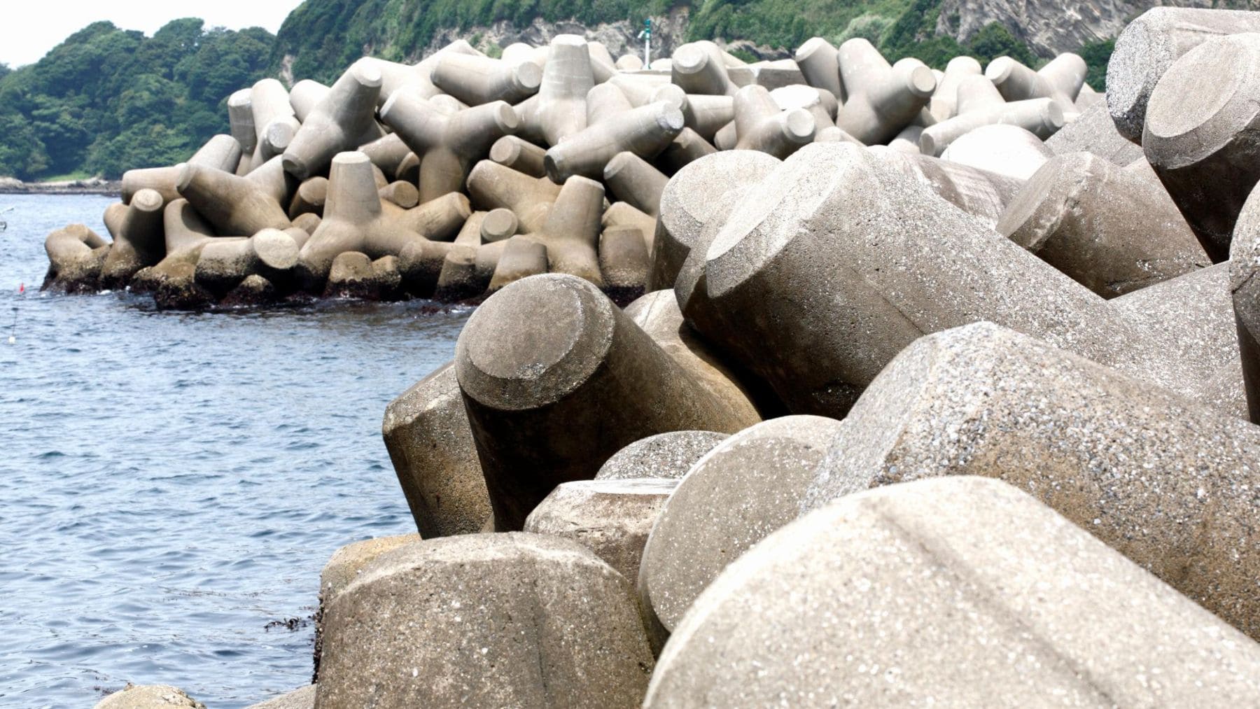 Tetrápodos de hormigón instalados en la costa de Japón para reducir el impacto de las olas y proteger el litoral.