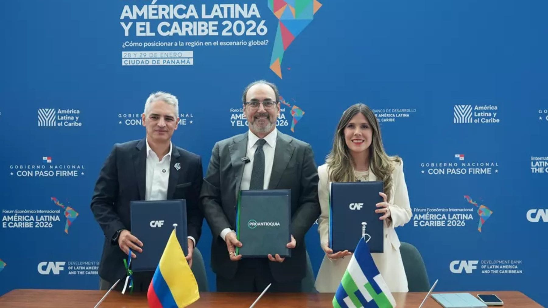 Representantes de CAF y autoridades regionales durante la firma de la cooperación técnica para el proyecto Tren del Café en Colombia