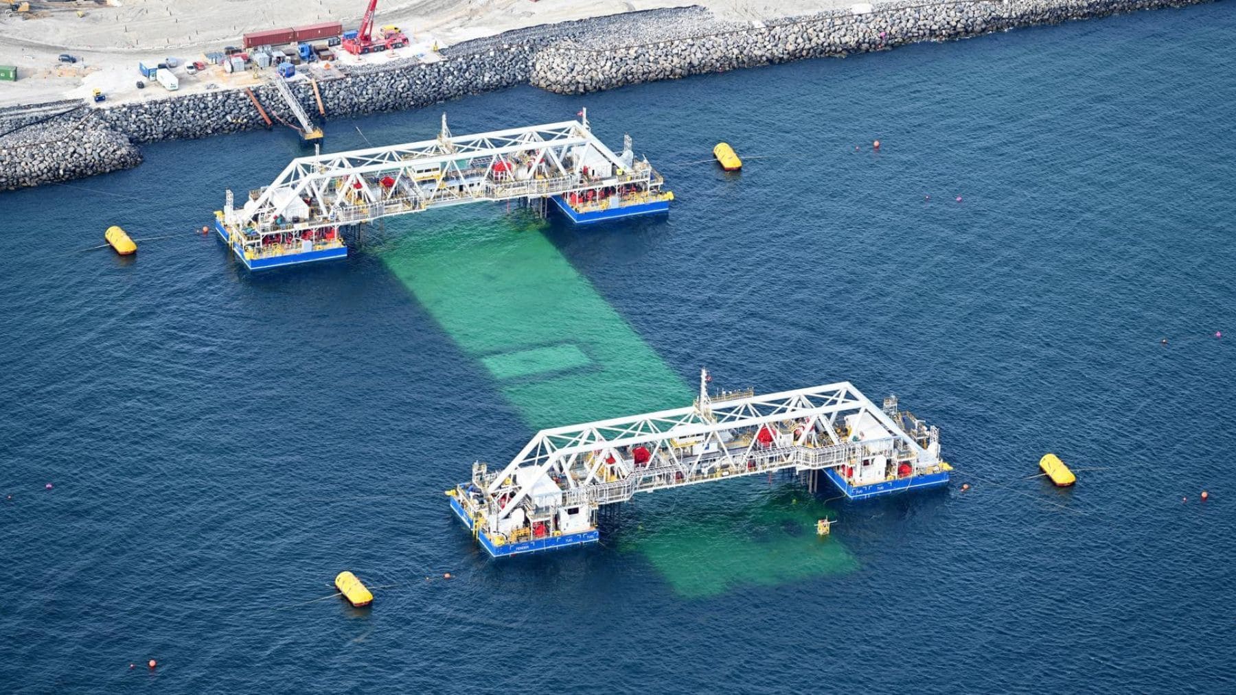 Plataforma de construcción sobre la zanja submarina del túnel Fehmarnbelt en el mar Báltico entre Dinamarca y Alemania