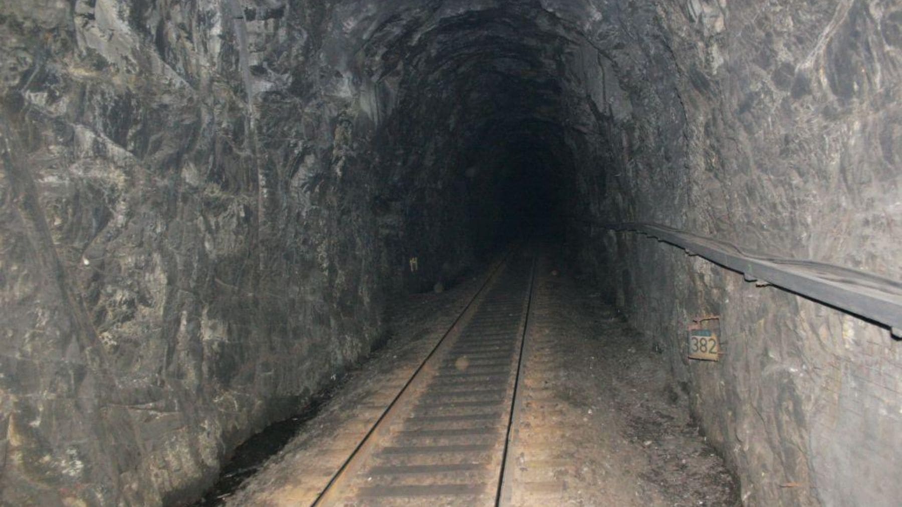 Interior del túnel ferroviario de Möykynmäki, en Finlandia, cuya estructura centenaria será sustituida por un corte a cielo abierto.
