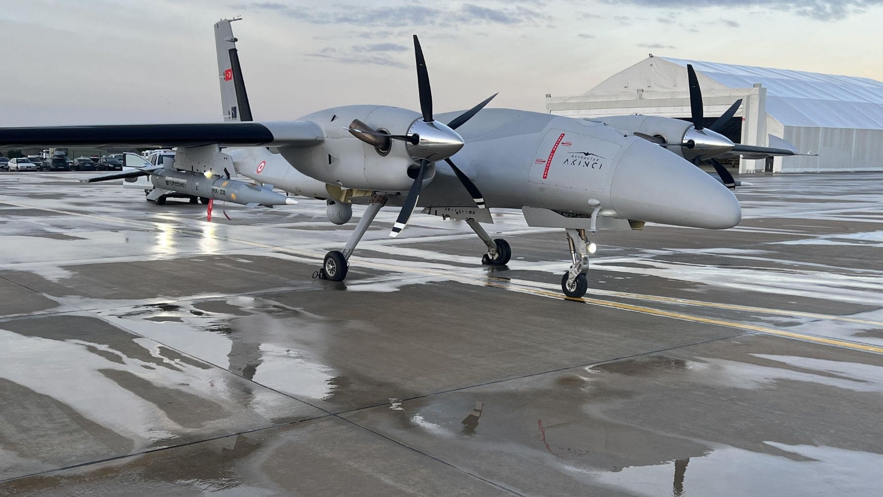 Dron de combate Bayraktar AKINCI equipado con el misil balístico supersónico IHA-230 desarrollado por Turquía.