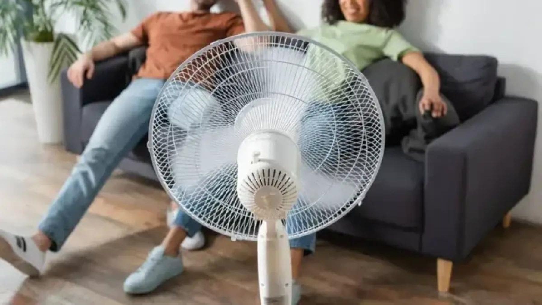 Ventilador encendido en una vivienda durante una ola de calor con temperaturas superiores a 35 grados