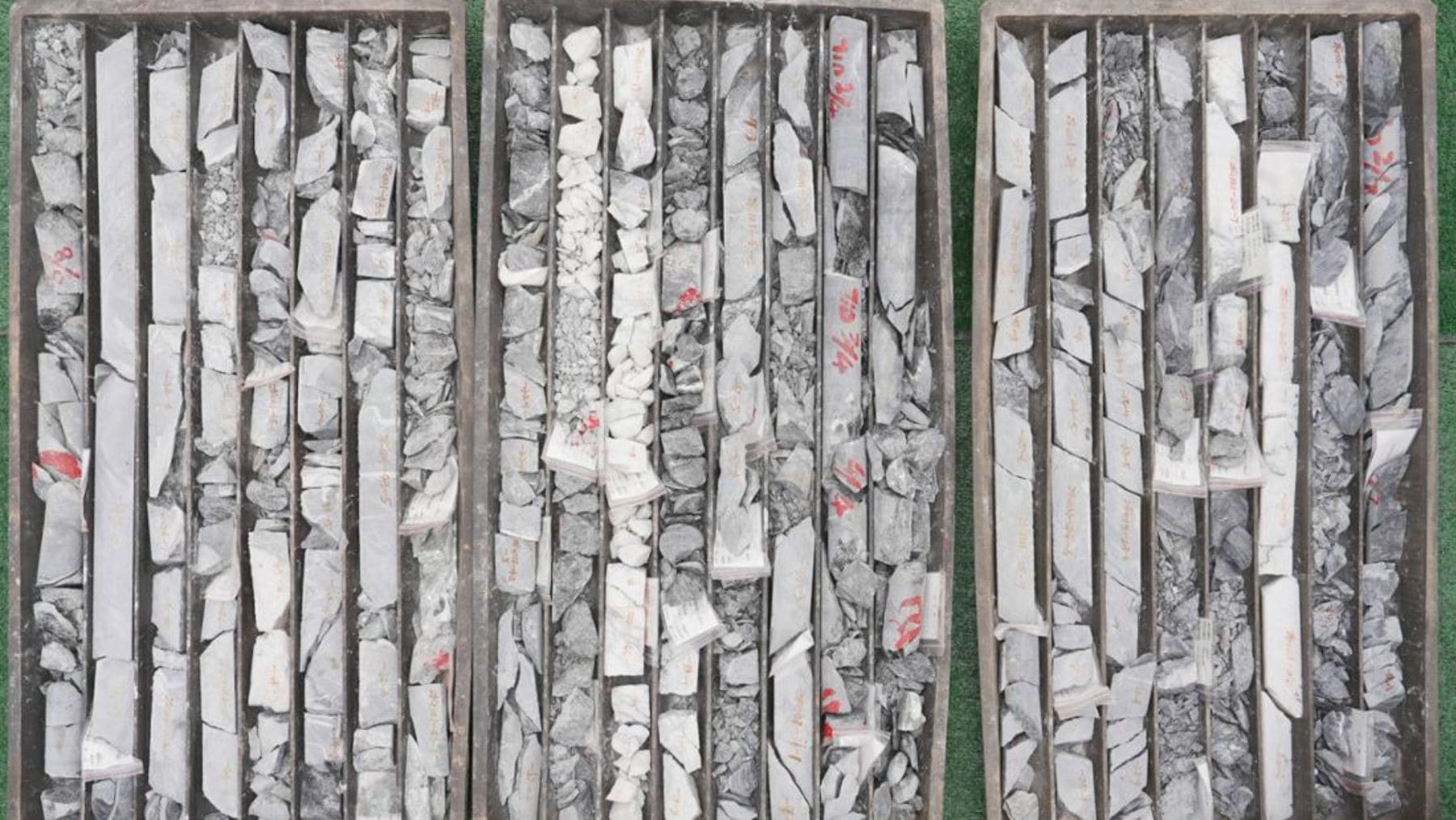 Muestras de roca extraídas durante las perforaciones del yacimiento de oro descubierto en Wangu, Hunan (China).