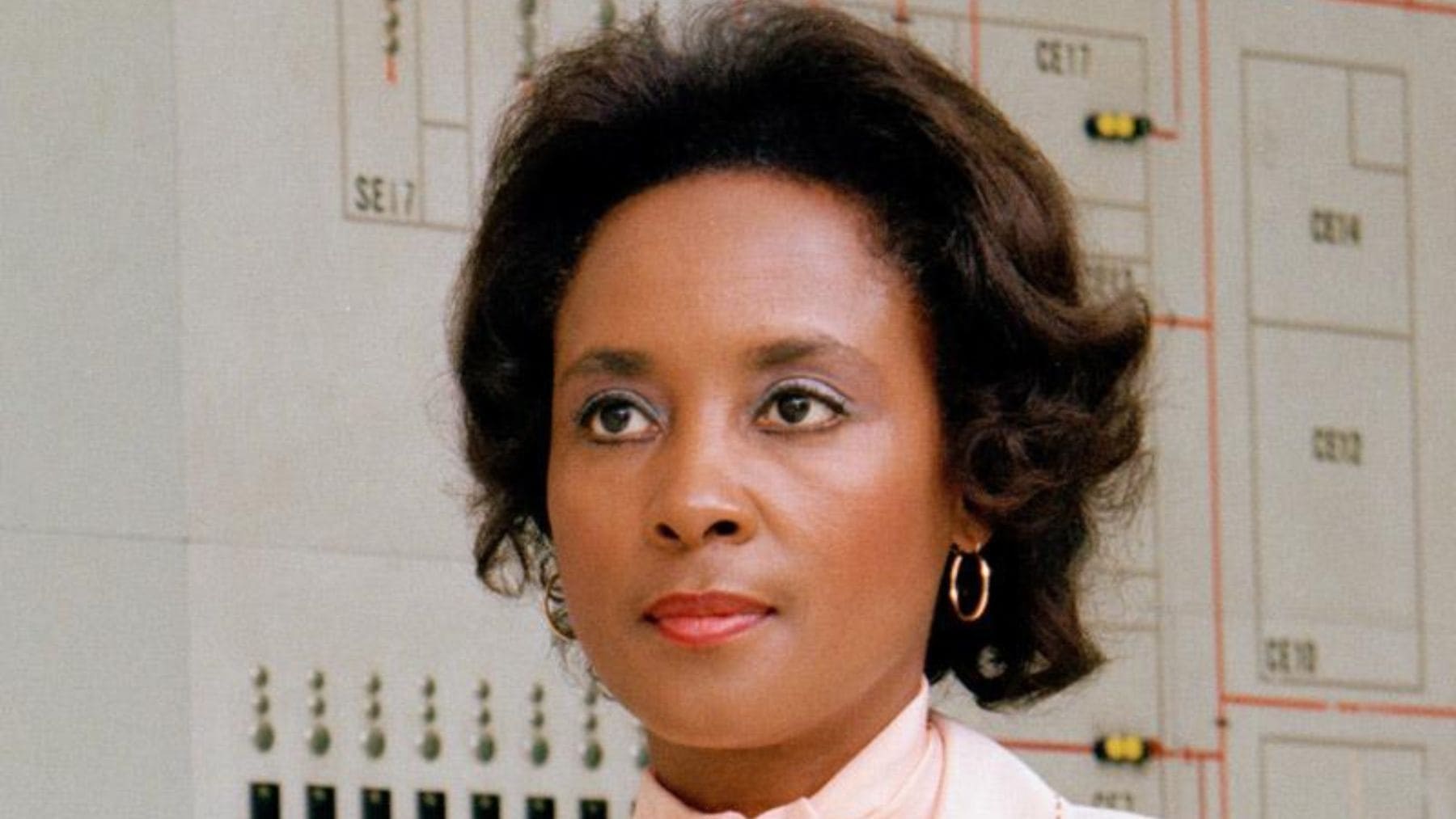 Annie Easley, matemática y programadora de la NASA, posa en el Glenn Research Center durante su carrera científica.