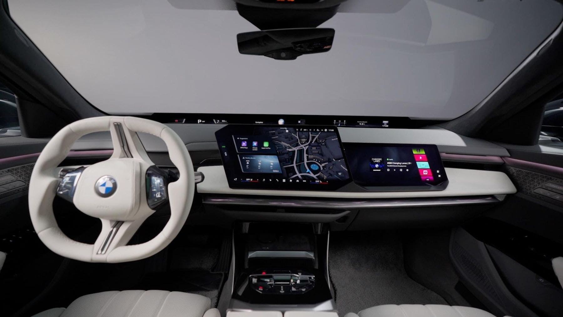 Interior del nuevo BMW Serie 7 con el sistema Panoramic iDrive y múltiples pantallas digitales de última generación.