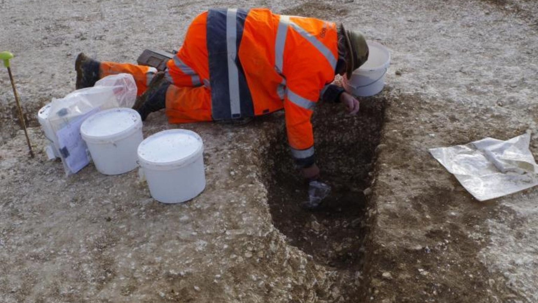 Arqueólogo excavando una de las fosas de la estructura prehistórica de 5.000 años descubierta en Bulford, cerca de Stonehenge.
