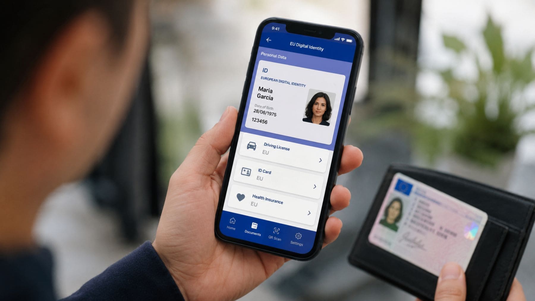 Persona mostrando en un teléfono móvil la Cartera Europea de Identidad Digital junto a un DNI físico.