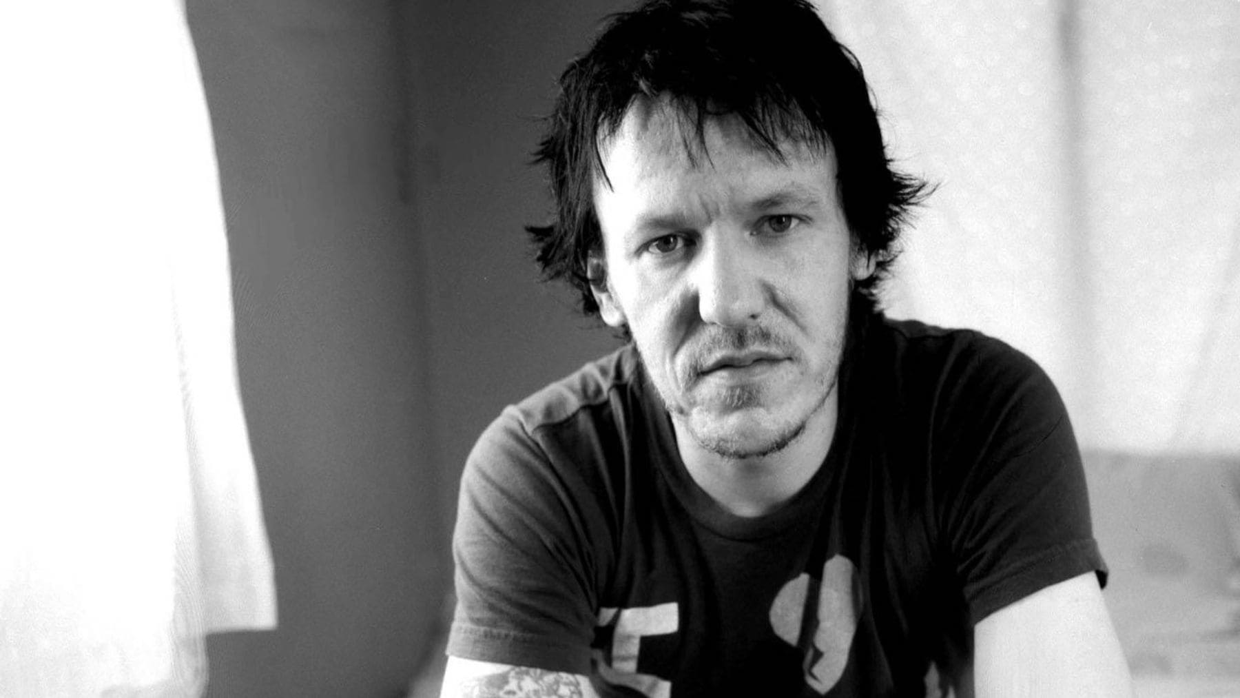 Elliott Smith, músico estadounidense cuyo nombre ha sido otorgado oficialmente a un asteroide por la Unión Astronómica Internacional.