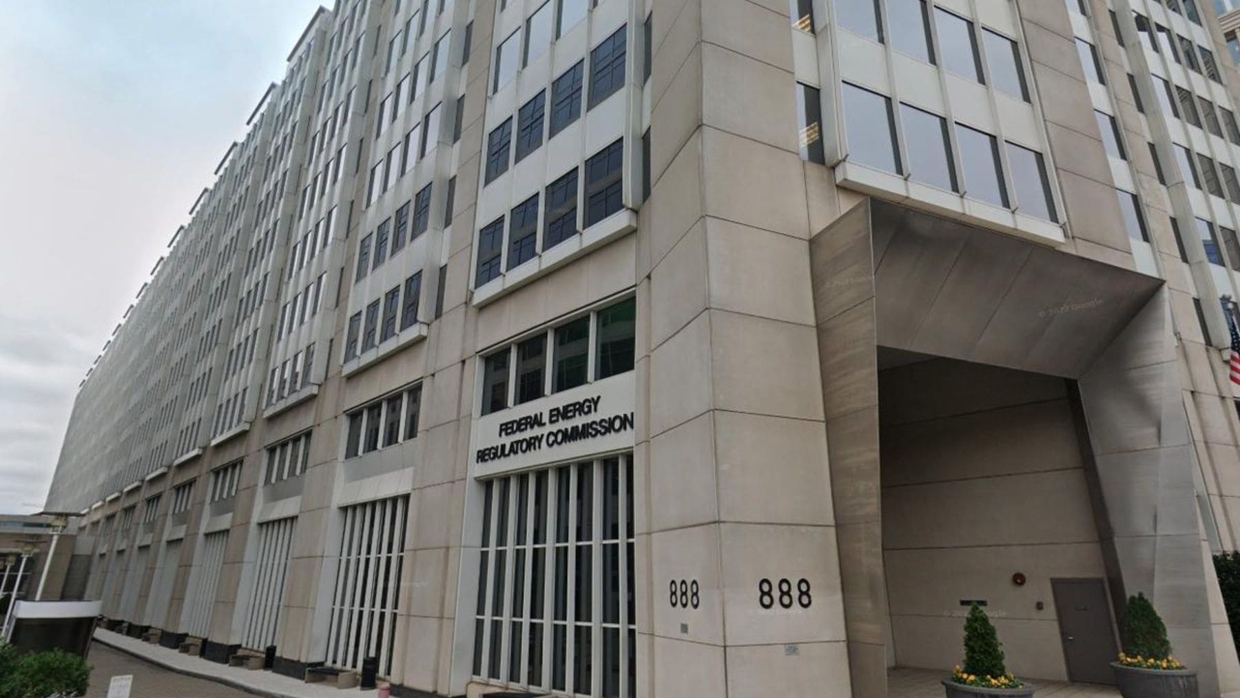 Fachada de la sede de la Comisión Federal Reguladora de Energía (FERC), organismo que ha ordenado revisar las normas de conexión de los centros de datos en Estados Unidos.
