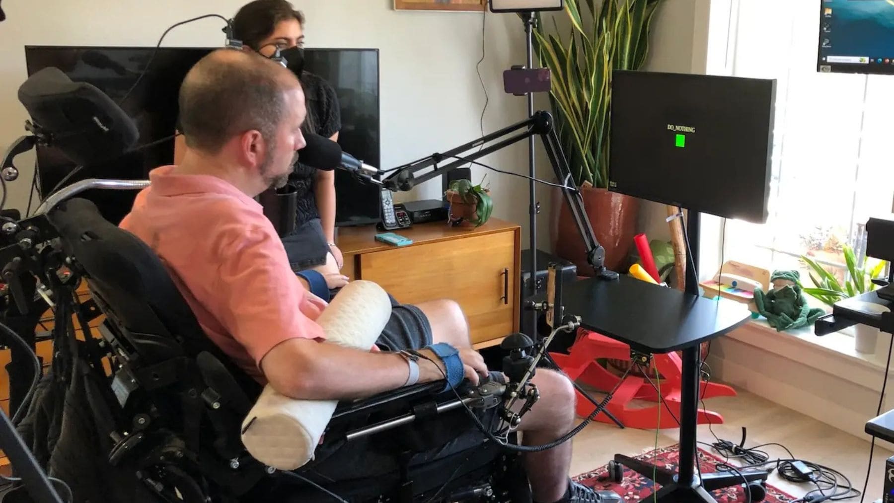 Casey Harrell utiliza un implante cerebral experimental para convertir sus pensamientos en voz mediante una interfaz cerebro-ordenador.