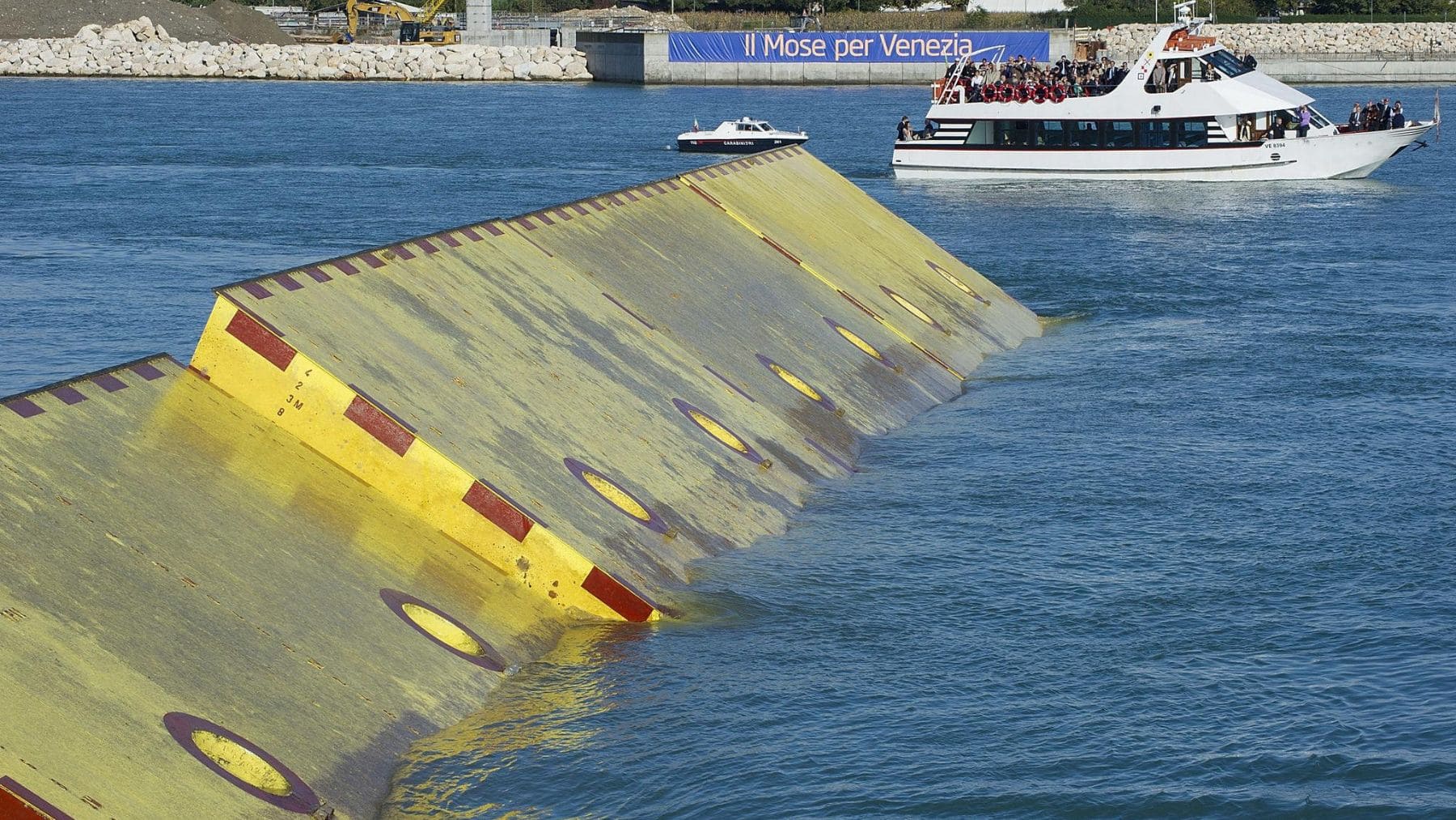 Sistema MOSE de Venecia con las compuertas elevadas para proteger la ciudad de la subida del nivel del mar.