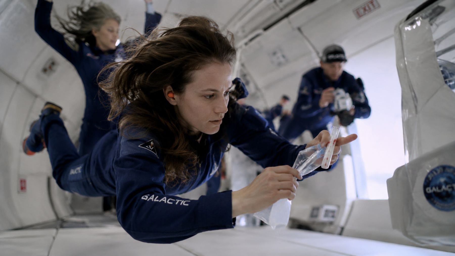 Investigadora realiza un experimento sobre menstruación en microgravedad durante un vuelo de gravedad cero para la misión Operation Period.