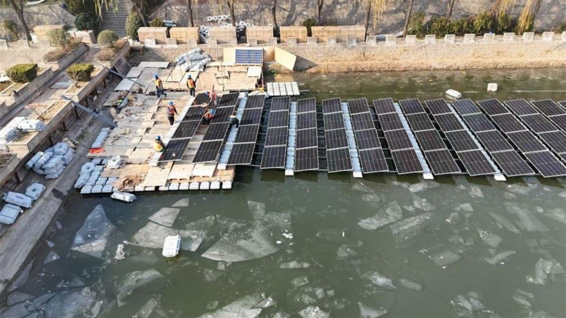 Paneles solares flotantes instalados sobre un lago parcialmente congelado en Ontario (Canadá) durante el experimento de Western University.