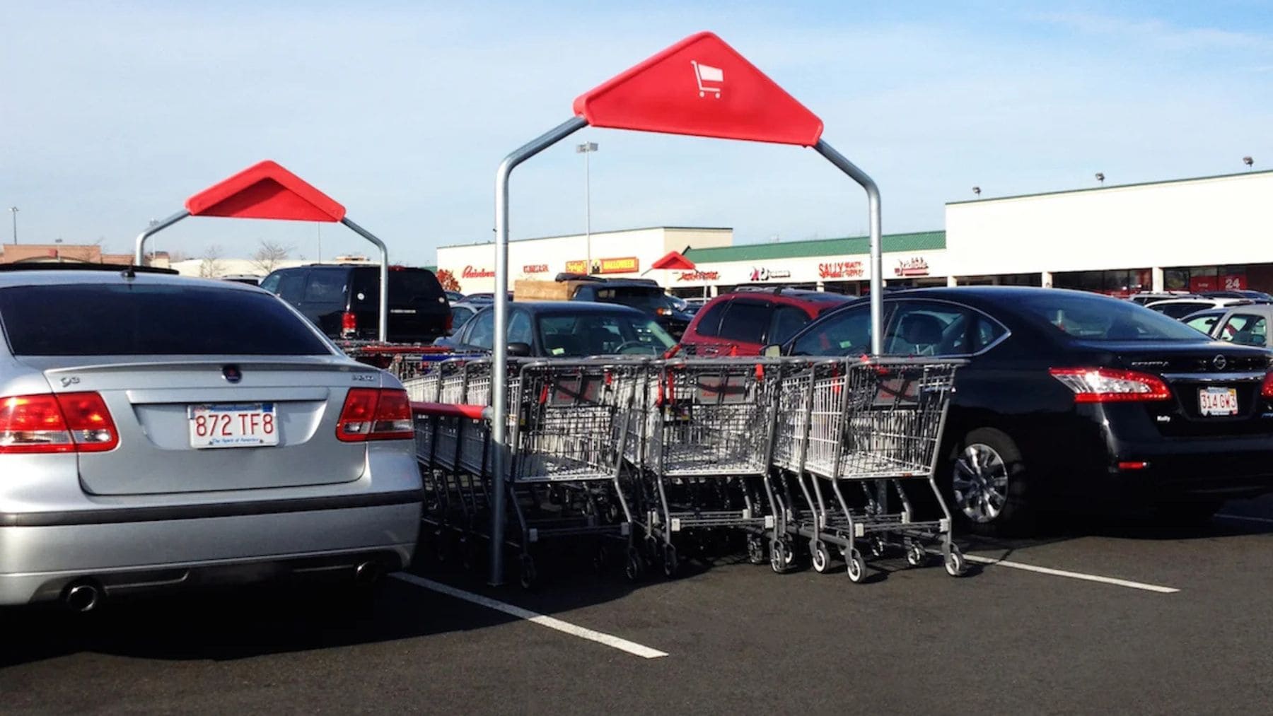 Carros de la compra colocados en su zona de devolución en el aparcamiento de un supermercado como ejemplo de empatía y civismo.