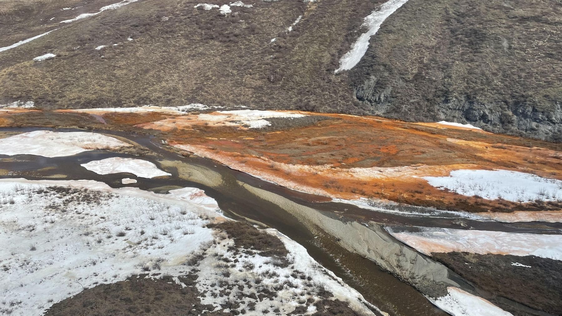 Río de Alaska teñido de color naranja por la oxidación provocada por el deshielo del permafrost.