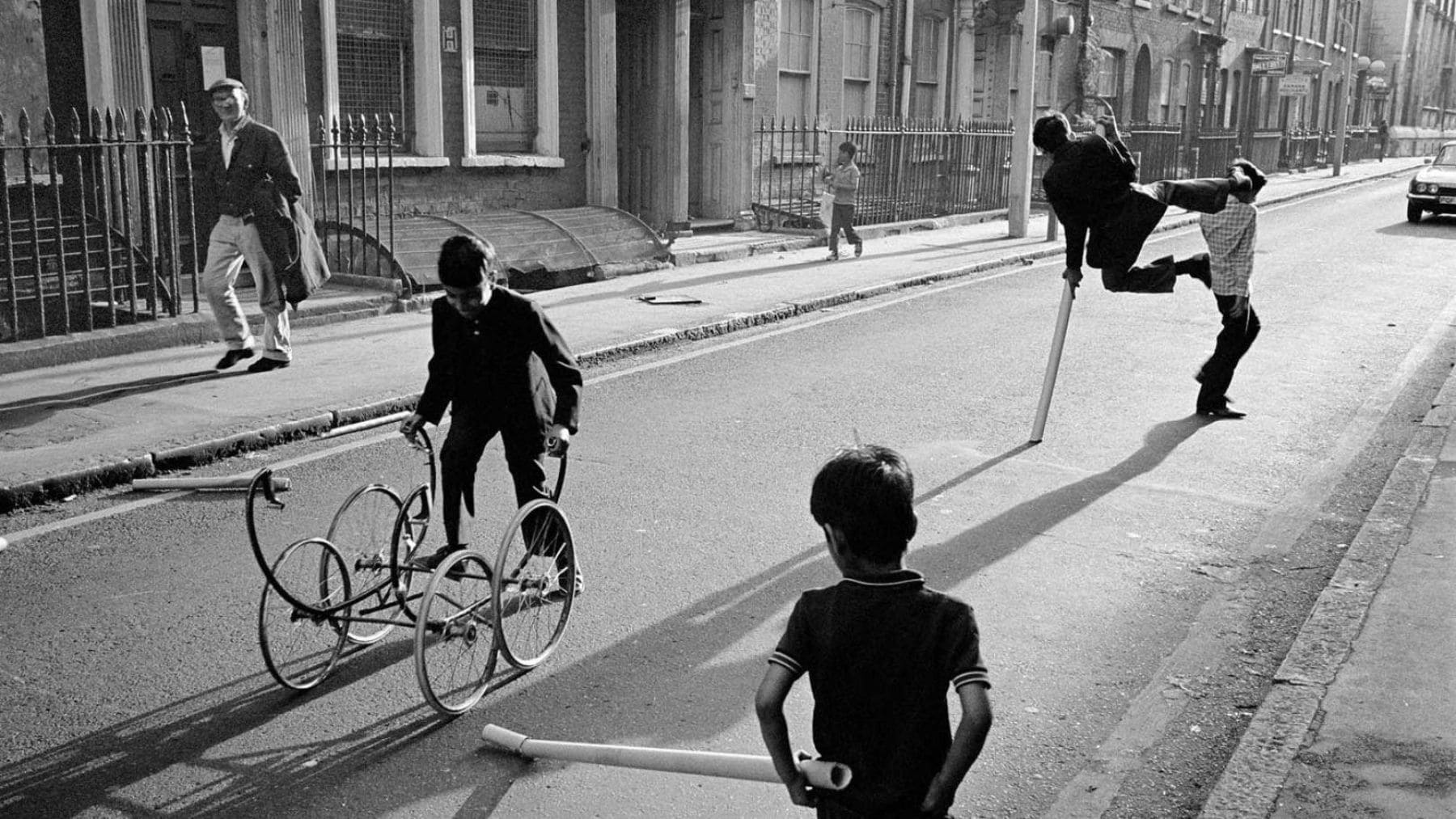 Niños jugando libremente en una calle durante los años 70, una infancia que la psicología relaciona con una mayor resiliencia.