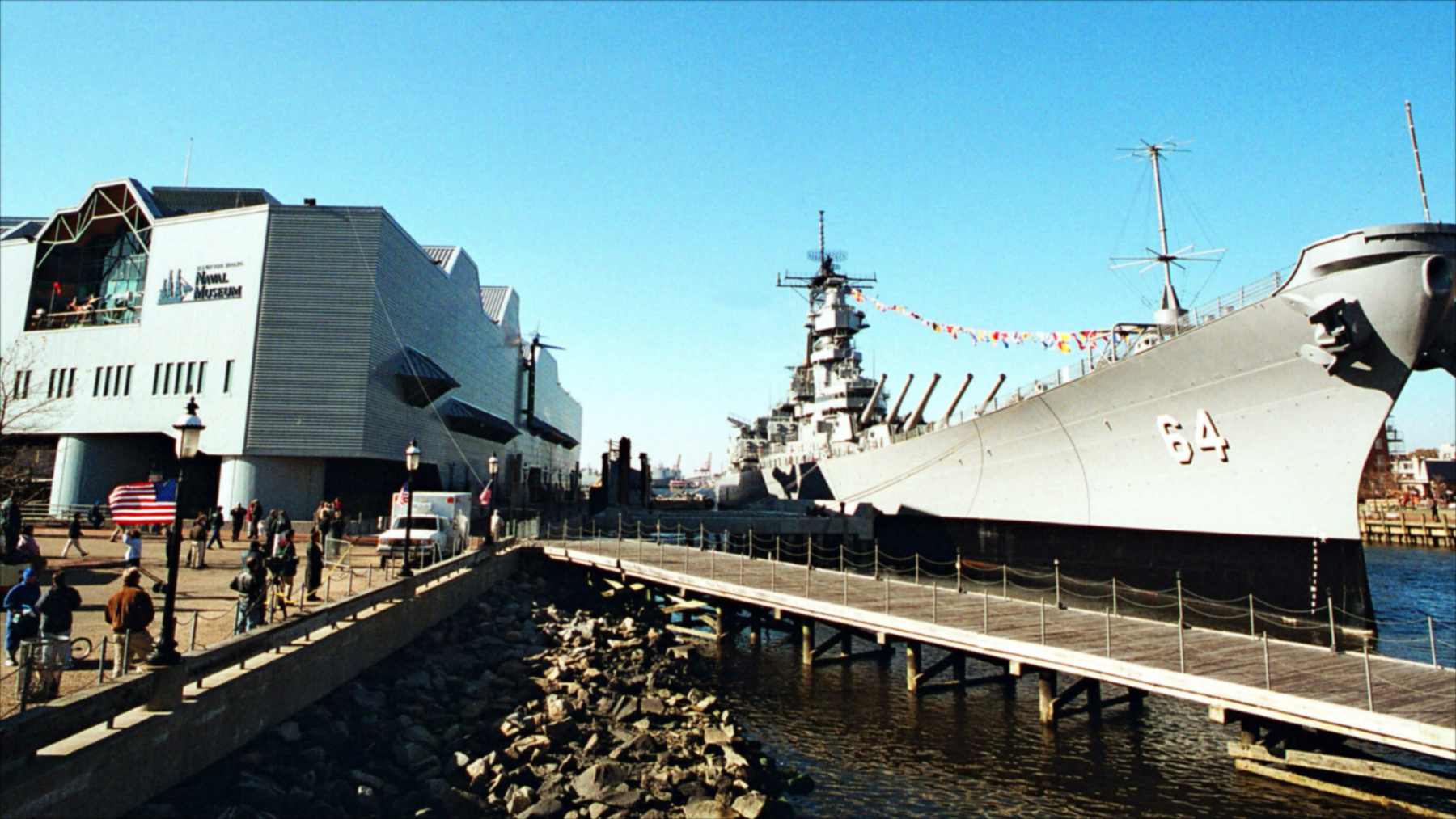 El acorazado USS Wisconsin amarrado en su muelle junto al museo marítimo Nauticus, en Norfolk