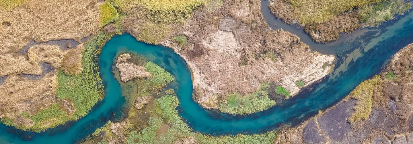 Vista aérea de un río que serpentea entre montañas