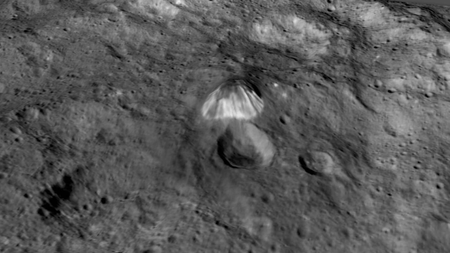 Ahuna Mons, una montaña aislada en la superficie de Ceres fotografiada por la sonda Dawn