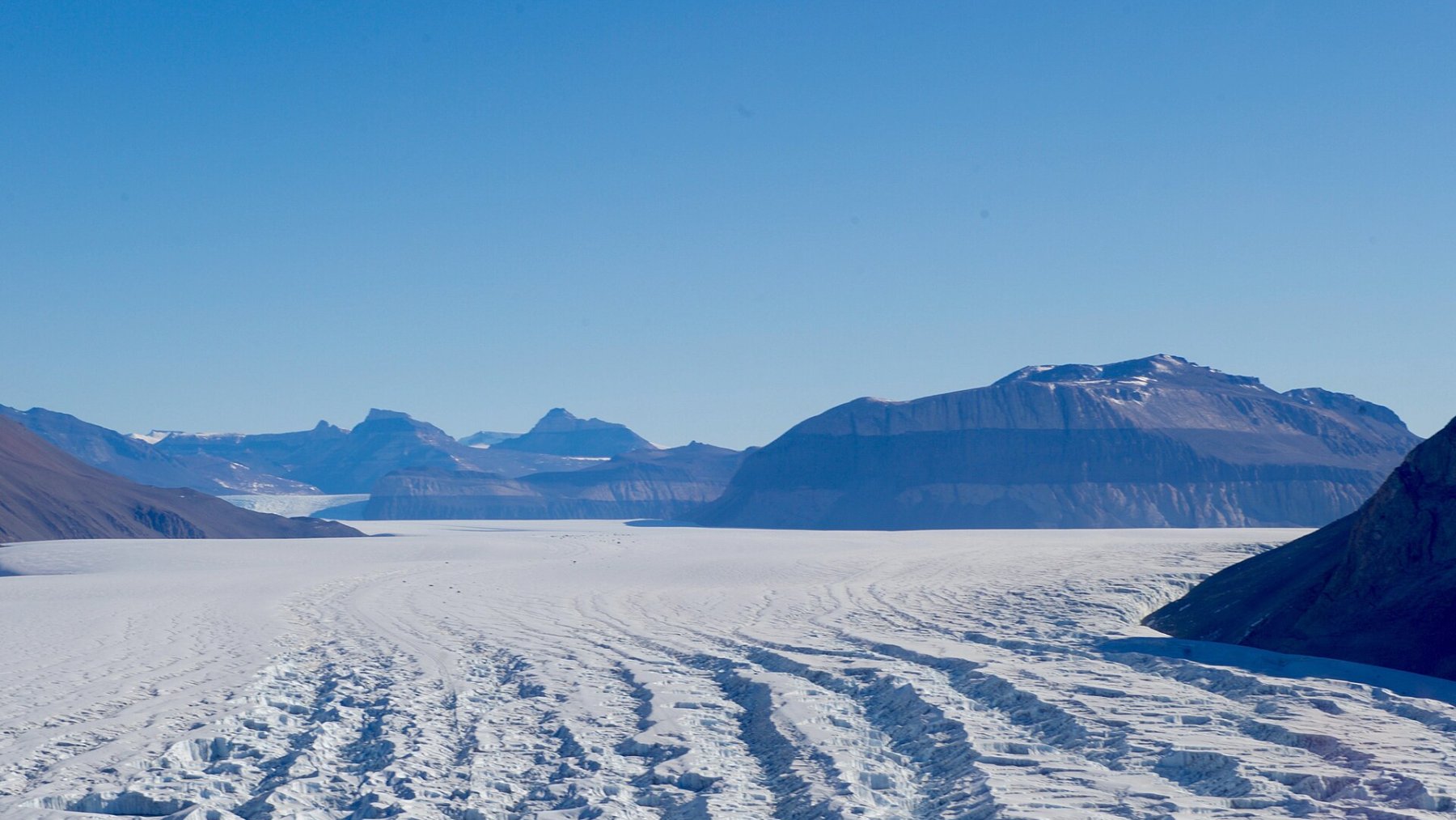 Montañas y capa de hielo de la Antártida