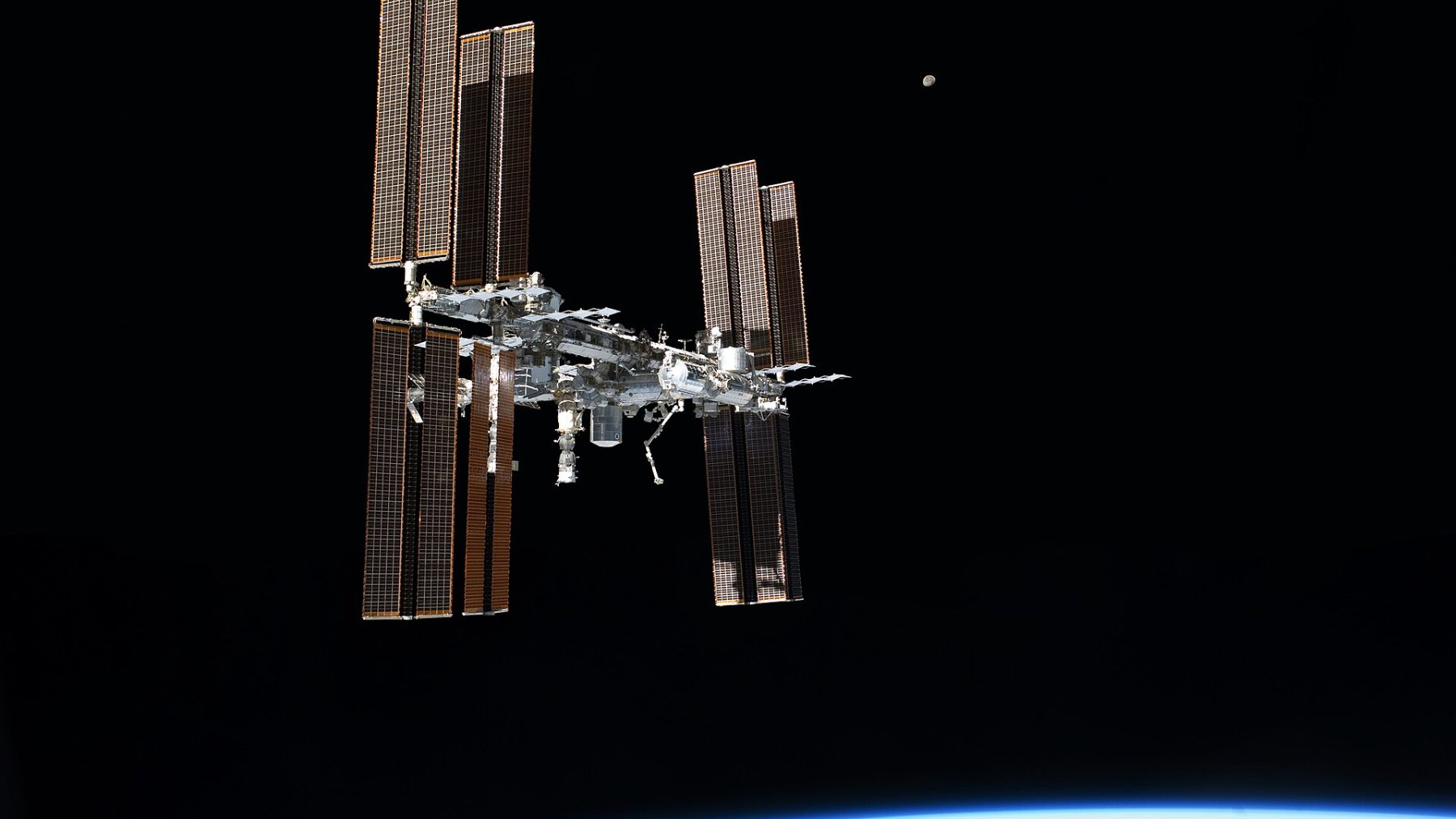 Vista de la Tierra y la Estación Espacial Internacional en órbita