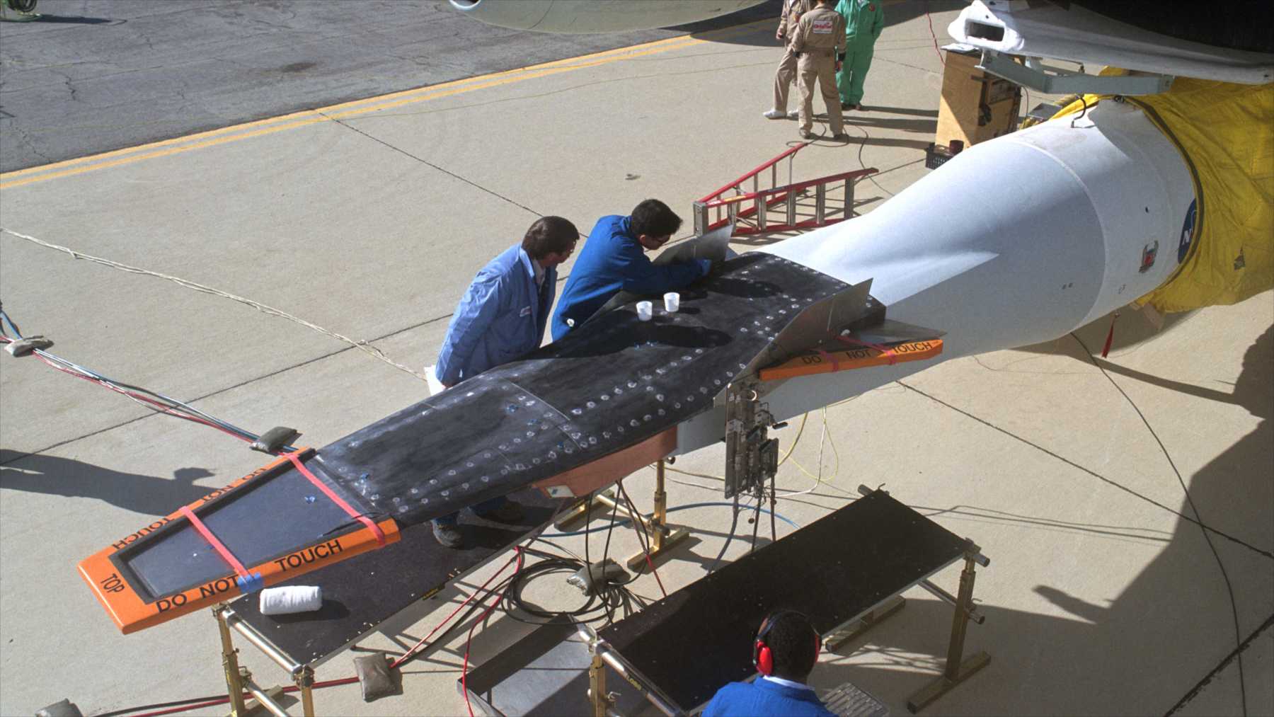 El avión experimental X-43A de la NASA montado con su cohete bajo el ala de un B-52B