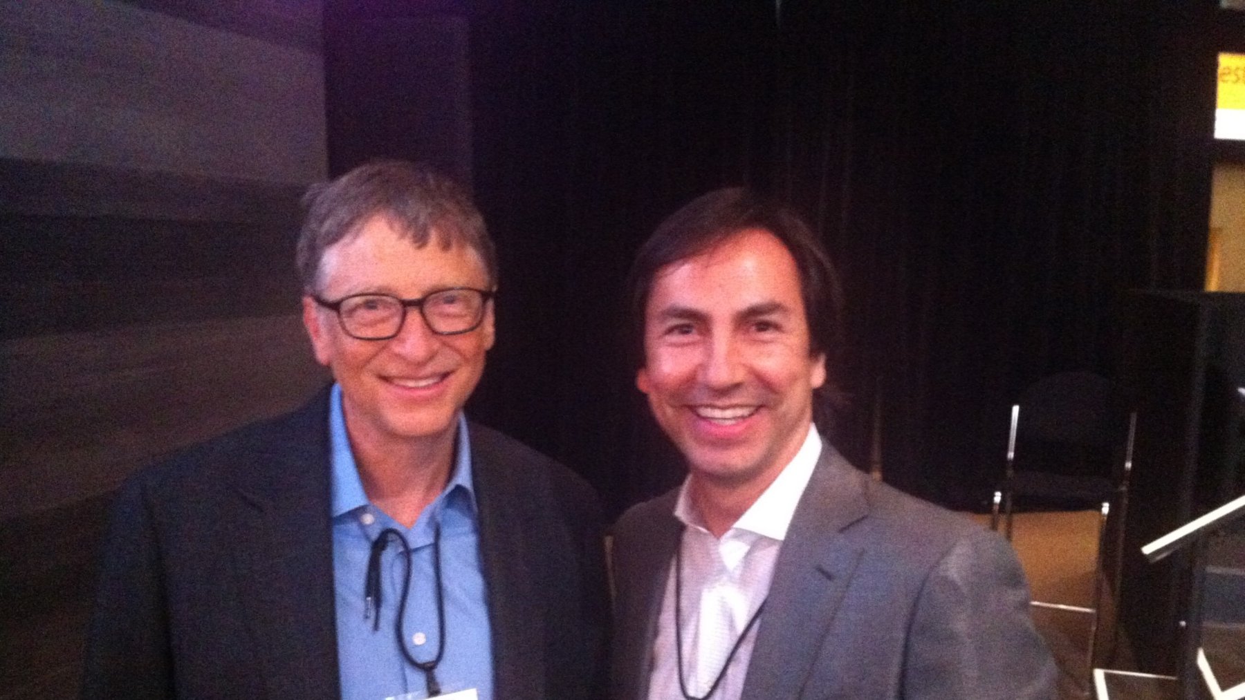 Bill Gates sonriendo junto a otra persona en un evento