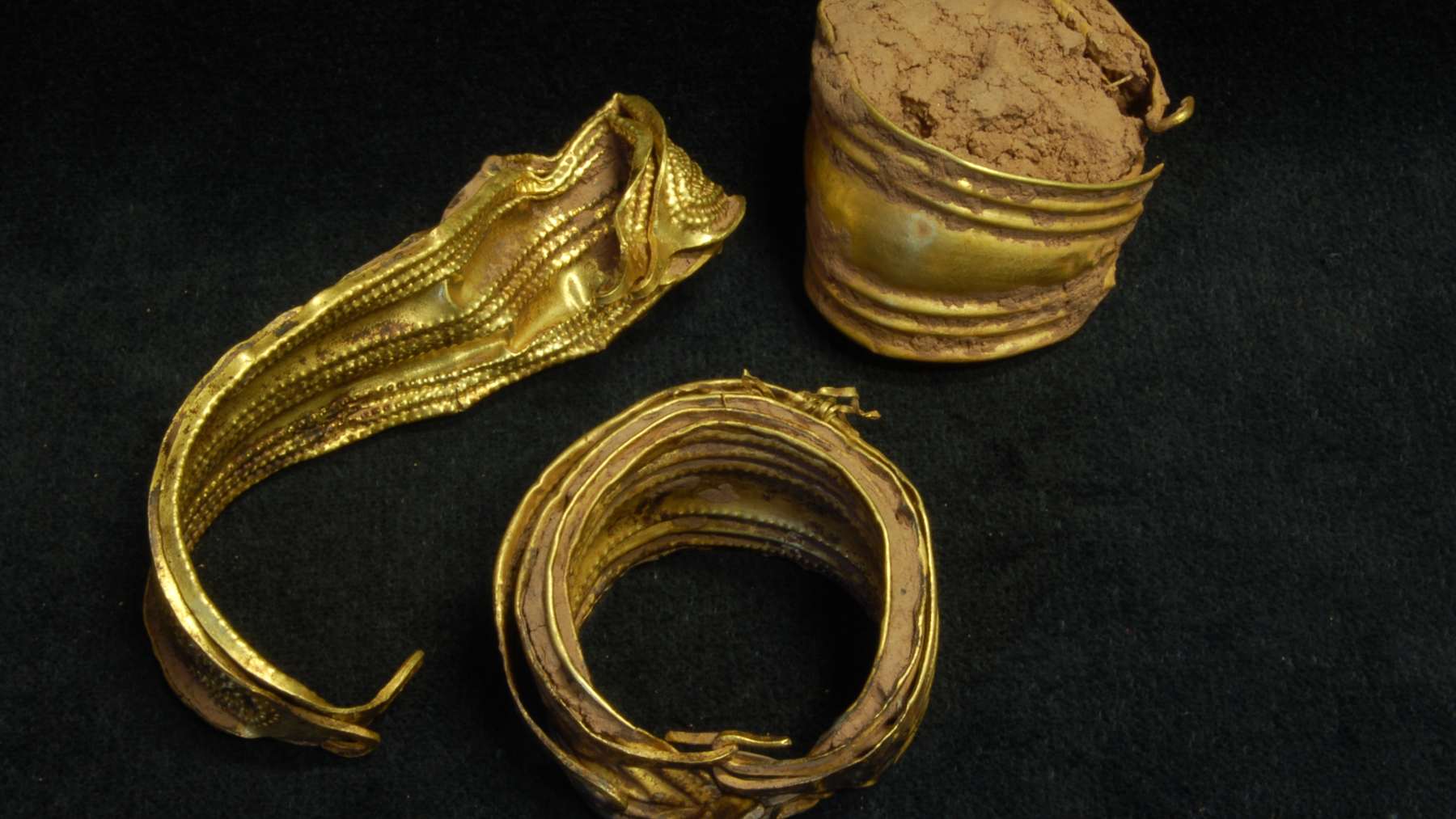 Brazaletes de oro de la Edad del Bronce hallados en un tesoro
