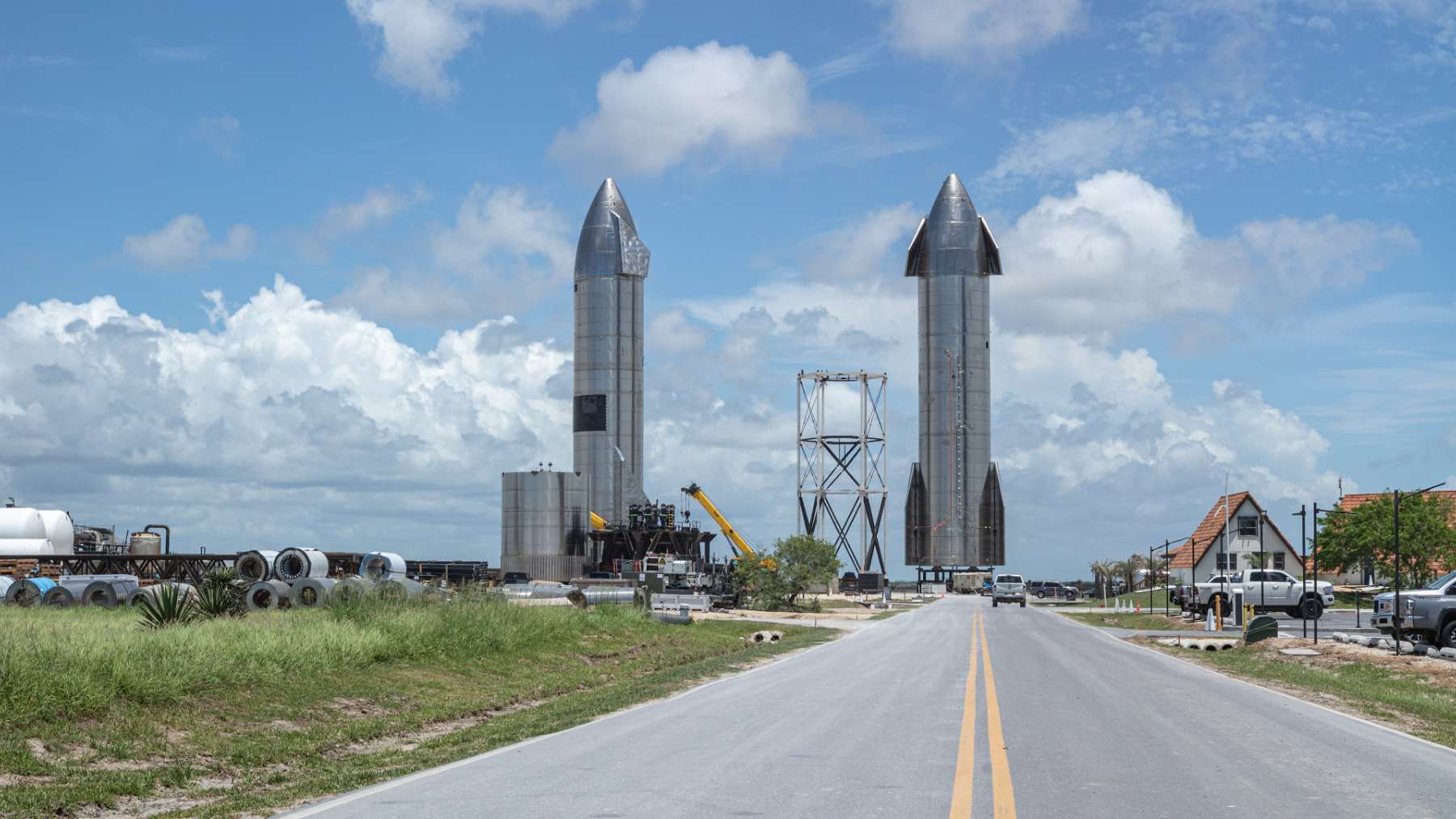 Dos prototipos de Starship junto a una carretera en Boca Chica, Texas