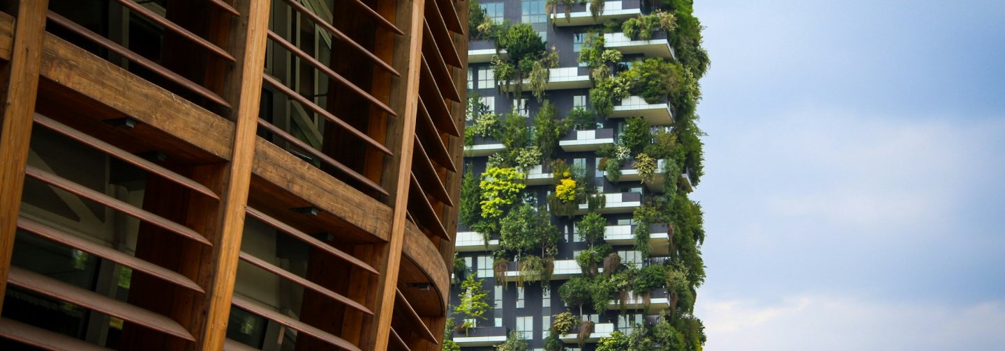 Edificio con fachada vegetal cubierta de plantas