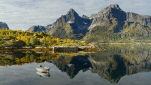 Montañas y fiordos de Noruega reflejados en el agua