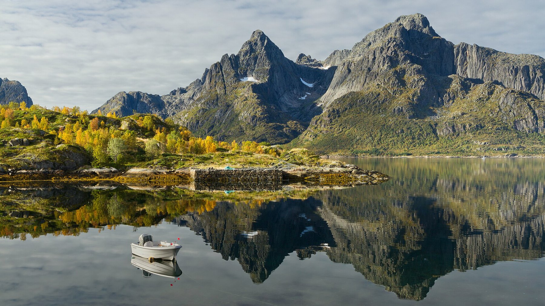 Montañas y fiordos de Noruega reflejados en el agua