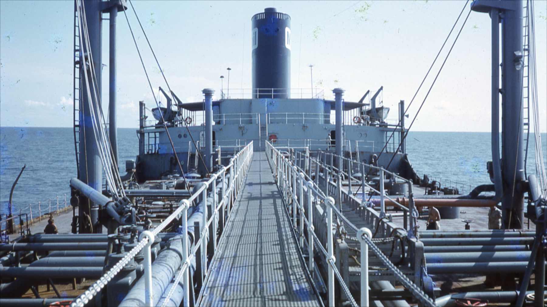 Vista de la cubierta de un gran petrolero hacia la popa, en 1972