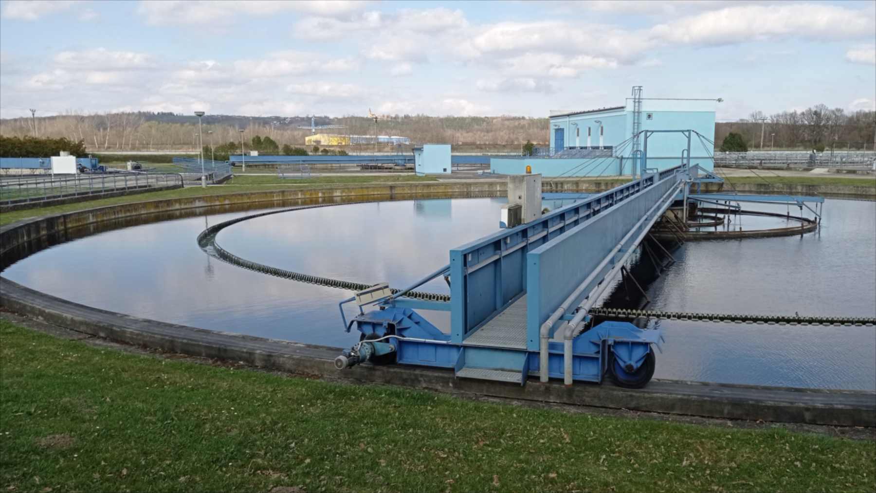 Decantador circular de una planta de tratamiento de aguas residuales