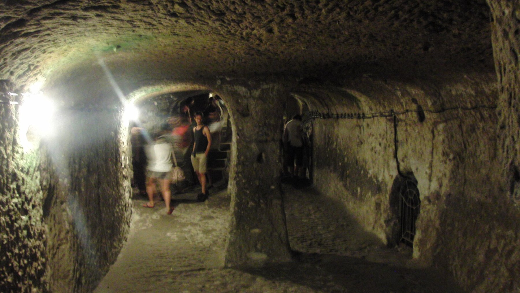 Túnel excavado en la roca de la ciudad subterránea de Derinkuyu