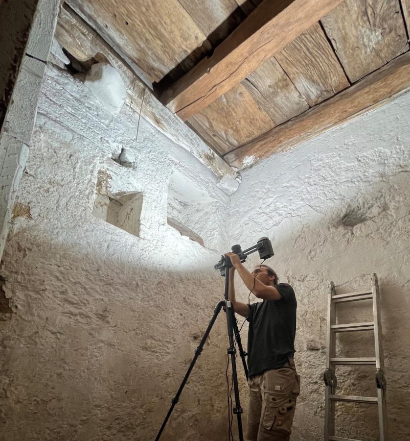 Un técnico documenta con una cámara sobre trípode el techo del sótano de la Konradigasse, en Constanza, hecho con tablones de un barco medieval