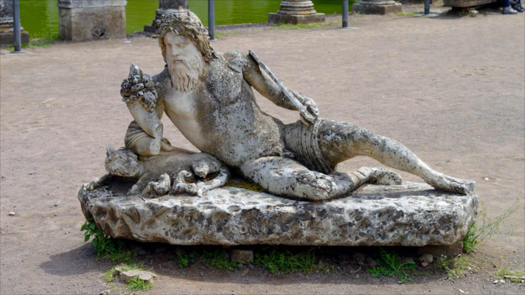 Estatua reclinada del dios Tíber junto al Canopo de Villa Adriana en Tívoli