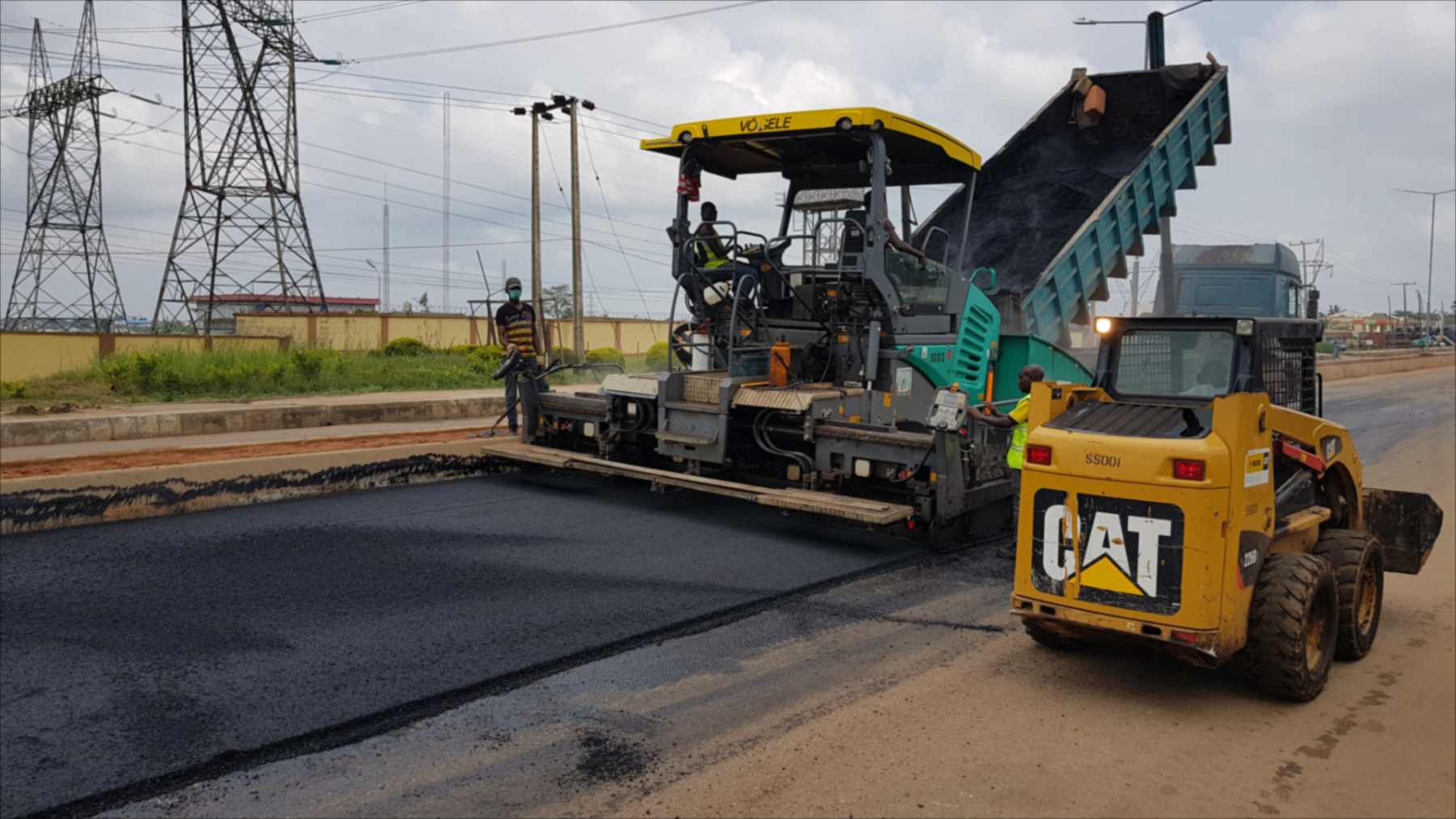 Una extendedora de asfalto trabaja en una carretera en obras